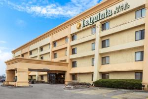 a rendering of the front of a hotel at La Quinta by Wyndham Chicago Gurnee in Gurnee