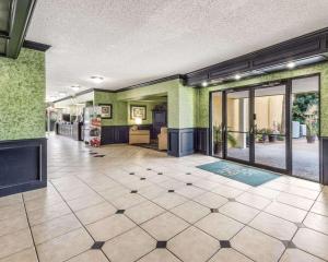 a lobby with green walls and a tile floor at Quality Inn & Suites on the Beach in Corpus Christi