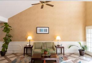 Χώρος καθιστικού στο Quality Inn Carrollton Medical Center +21 φωτογραφίες