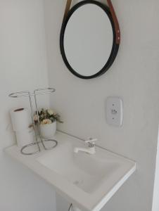 Vida Gostosa Pousada في ساو ميجيل دو غوستوسو: حمام مع حوض ومرآة على الحائط