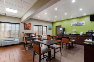 una sala de espera en un restaurante de comida rápida con mesas y sillas en Sleep Inn University, en Las Cruces