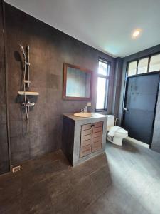 タラーンにあるKRAAM VILLASの洗面台とトイレ付きのバスルーム