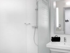 Koupelna v ubytování Hôtel ibis Styles Clermont-Ferrand Gare + 37 fotografií