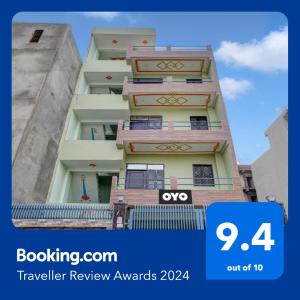 un edificio con un cartel que dice premios de revisión de viajes en OYO Flagship J M K Love Residency en Noida