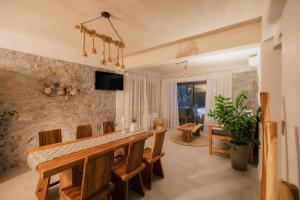 een eetkamer met een lange tafel en stoelen bij Naxos Privilege Villas in Agia Anna Naxos