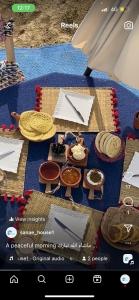 Una foto de una mesa con comida. en Sanae house 