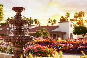 La Quinta Resort & Club, Curio Collection في لا كينتا: نافورة في وسط حديقة بها زهور