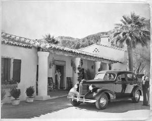 um carro velho estacionado em frente a uma casa em La Quinta Resort & Club, Curio Collection em La Quinta