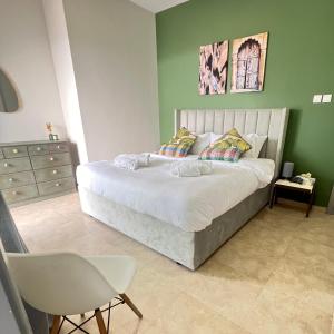 Un pat sau paturi într-o cameră la Jumeirah lake towers