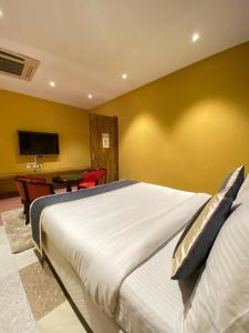 Postel nebo postele na pokoji v ubytování Sangam Inn Hotel & Banquets