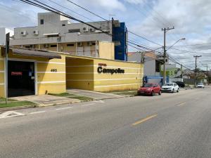索羅卡巴的住宿－Hotel Campolim，街道边的黄色建筑