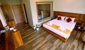 蒙納的住宿－Elenji Revive Resort，一间卧室配有一张床,上面有两条毛巾