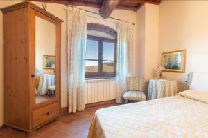 a bedroom with a bed and a window at Agriturismo La Valle A Polvereto in Tavarnelle Val di Pesa