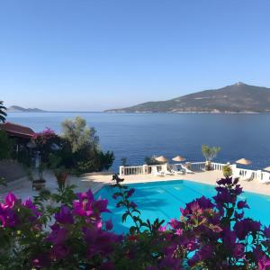 Blick auf einen Pool mit Meerblick im Hintergrund in der Unterkunft Patara Prince Hotel & Resort - Special Category in Kalkan