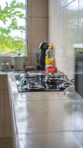 a kitchen counter with a stove top in a kitchen at Chalés Carrara in Alto Paraíso de Goiás