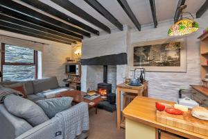 sala de estar con sofá y chimenea en Finest Retreats - Bwthyn Siabod, en Dolwyddelan