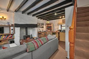 sala de estar con sofá y chimenea en Finest Retreats - Bwthyn Siabod, en Dolwyddelan