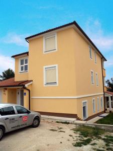 Budova, v ktorej sa apartmán nachádza + 6 fotografií