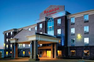 Ramada by Wyndham Prince Albert في برينس ألبرت: مبنى الفندق يوجد عليه لافته