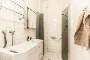 Kylpyhuone majoituspaikassa Helsinki center, fully equipped luxury apartment.