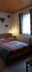 een slaapkamer met een bed en een raam bij Hameau des chaumes vue panoramique in La Bresse