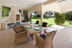 Restoran ili drugo mesto za obedovanje u objektu Quinta do Lago Amazing Villa 2 With Pool by Homing