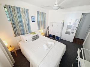 1 dormitorio con 1 cama blanca en una habitación en Amazing City Location-Private Room in a Share House-2 Rooms available!! en Brisbane