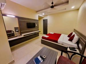 维尔尼甘尼Hotel Seagate的一间带床和电视的酒店房间