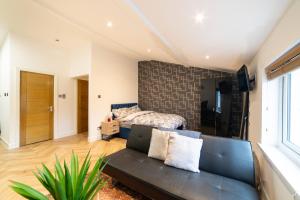 Кровать или кровати в номере Orange Rentals- Loft Studio, City Centre Liverpool, Sleeps 4 guests