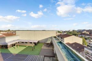 - une vue depuis le toit d'un immeuble avec piscine dans l'établissement Toit des Rêves - Parking - Stadium, à Toulouse