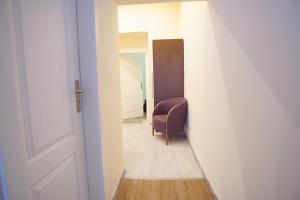 pasillo con silla y puerta abierta en Elegant & Stylish Center Apartments!, en Praga
