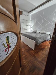 - une petite chambre avec un lit et une fenêtre dans l'établissement B&B TERRONIA, à Naples