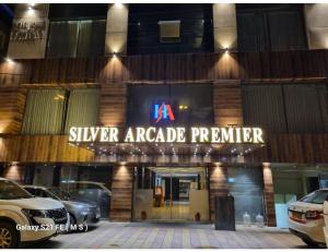 un segnale premier artico argento sulla parte anteriore di un edificio di Hotel Silver Arcade Premier, Malda, WB a Māldah