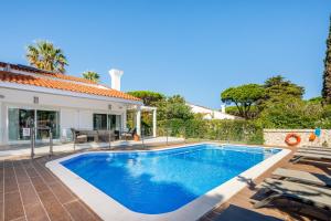 einen Pool im Hinterhof eines Hauses in der Unterkunft Charming Vale do Lobo Villa - 4 Bedrooms - Villa Quadradinhos 22 - Private Pool and Close to Amenities - Algarve in Almancil