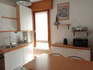 A kitchen or kitchenette at Casa Sud vicino a fiera e Pordenone centro