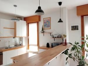 A kitchen or kitchenette at Casa Sud vicino a fiera e Pordenone centro