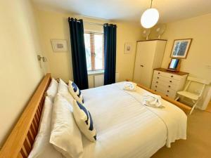 Voodi või voodid majutusasutuse Pebbledrift Cottage - Charlestown Cornwall toas