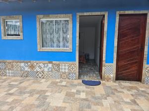 una casa con una pared azul y una puerta en On Home, en Búzios