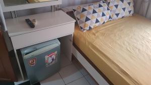 - une petite chambre avec un lit et un bureau avec un tiroir dans l'établissement Guest House THANH, à Hô-Chi-Minh-Ville