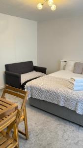 1 Schlafzimmer mit 2 Betten und einem Sofa in der Unterkunft Family room, Shared House in Bristol