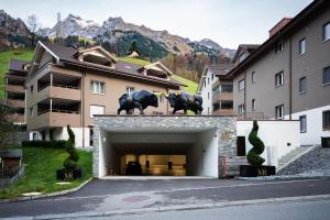 uma garagem com dois touros no topo de um edifício em Melchtal Resort Apart Hotel em Melchtal