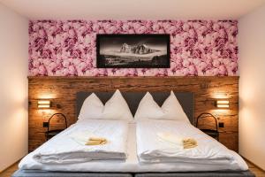 Postel nebo postele na pokoji v ubytování Melchtal Resort Apart Hotel