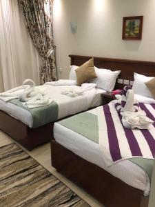 Rúm í herbergi á Amwaj Hotel