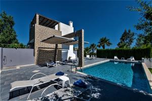 蒂加基的住宿－Xenos Villa 1，一座带游泳池和房子的别墅