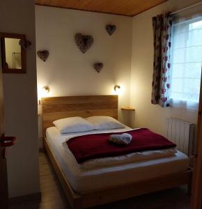 een slaapkamer met een bed met harten aan de muur bij Hameau des chaumes vue panoramique in La Bresse