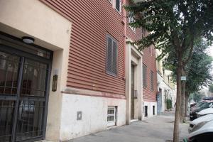 un edificio en una acera junto a una calle en Locazione Turistica- Maxxi loft en Roma