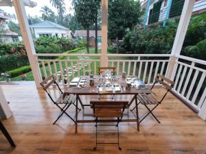 En balkon eller terrasse på The Elegance Wooden Villa