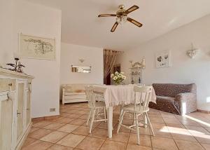 un soggiorno con tavolo e ventilatore a soffitto di B&B Millennium a Ladispoli