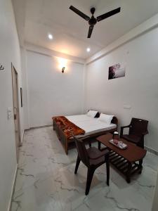 Habitación con cama, mesa y sillas. en INDIAN PALACE (near ganga ghat), en Varanasi