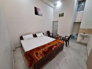 1 dormitorio con 1 cama, mesa y sillas en INDIAN PALACE (near ganga ghat), en Varanasi